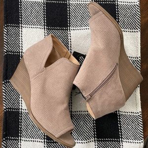 NWT TAN ANKLE Booties w/3.25" heels, Size 11